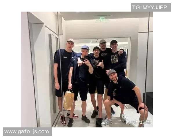 足球明星轻松时刻双人合影展现友谊与激情的完美结合