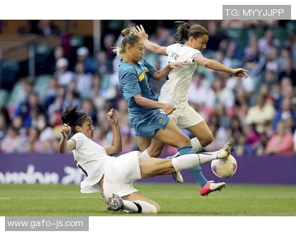 足球明星与女生的魅力碰撞精彩瞬间图片分享