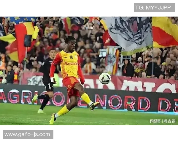 足球明星接受队友采访时意外被亲引发热议与欢笑